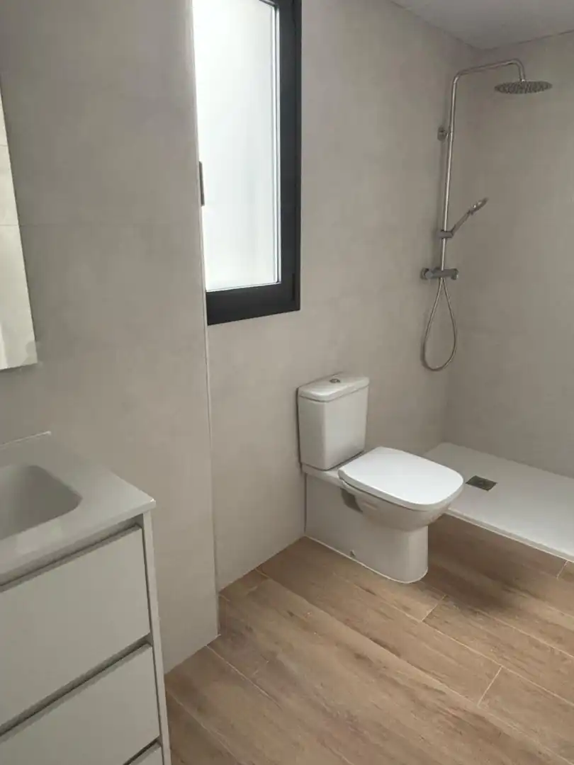 Bany de Pis de lloguer en La Pobla de Vallbona amb Aire condicionat, Calefacció i Terrassa