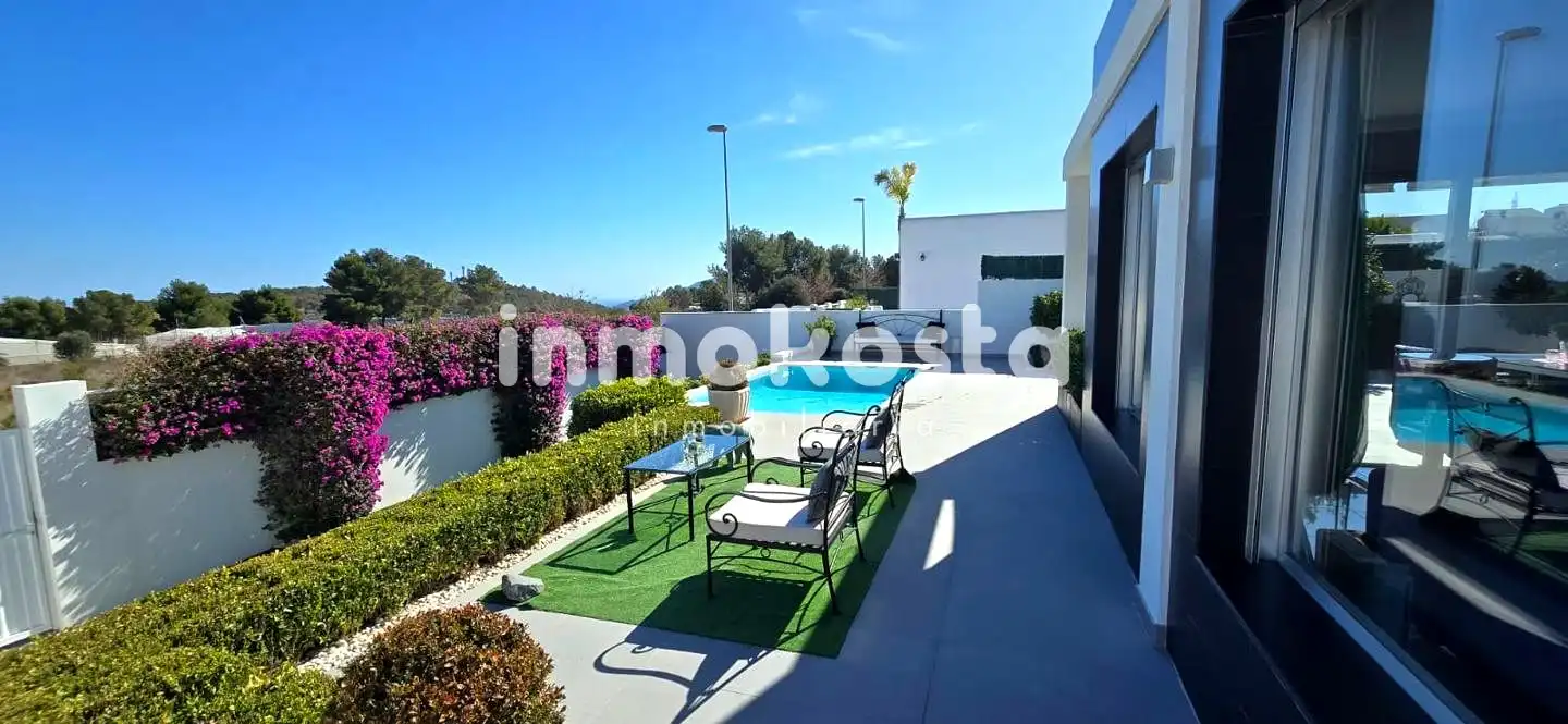 Vista exterior de Casa o xalet en venda en Polop amb Aire condicionat, Calefacció i Jardí privat