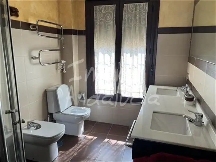 Baño de Casa adosada en venta en Frailes con Terraza y Internet