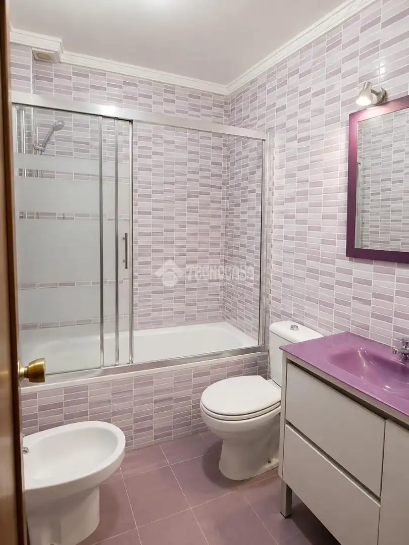 Baño de Casa adosada en venta en Sevilla con Aire acondicionado, Terraza y Balcón