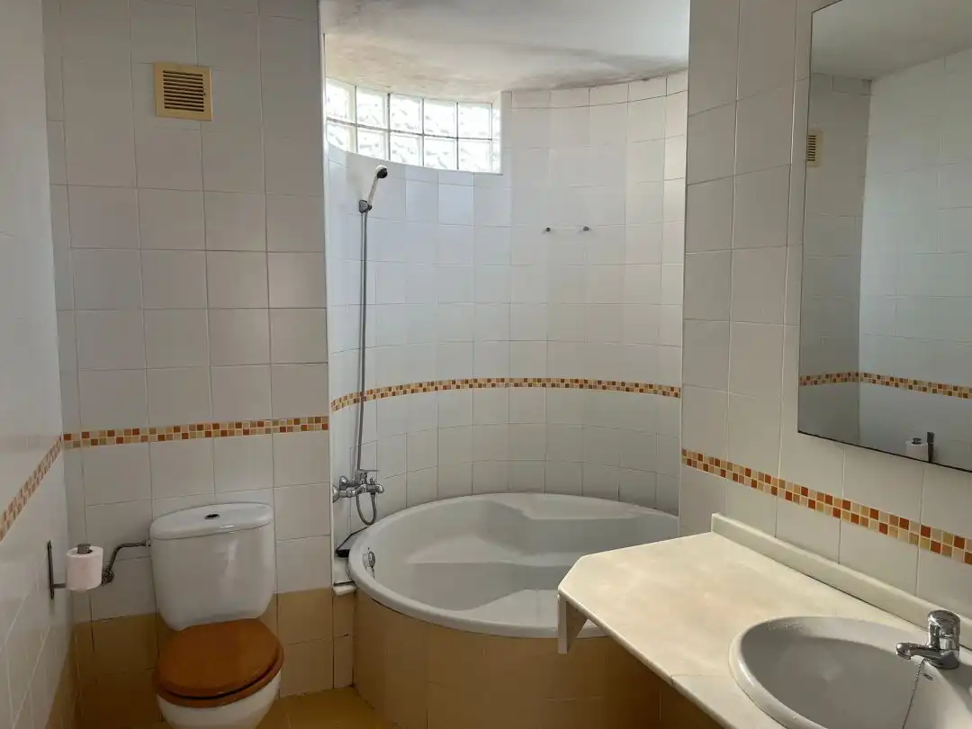 Badezimmer von Einfamilien-Reihenhaus zum Verkauf in Valverde de la Virgen mit Heizung