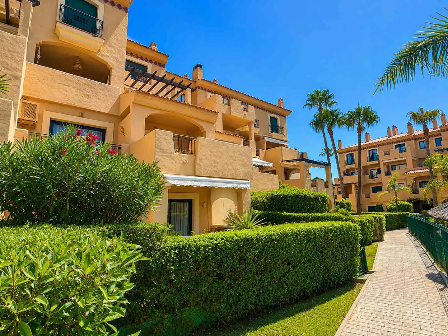 Vista exterior de Dúplex en venta en Manilva con Aire acondicionado, Calefacción y Terraza