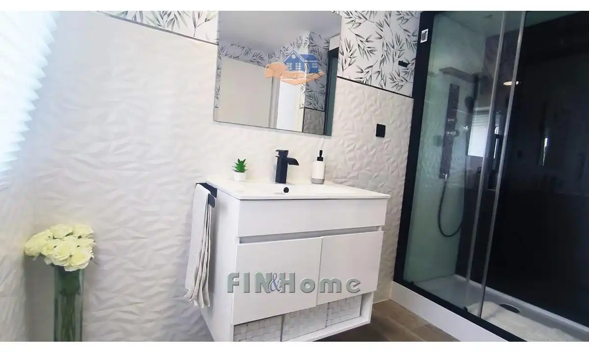 Bathroom of Flat for sale in Sevilla  with Air Conditioner, Heating and Furnished