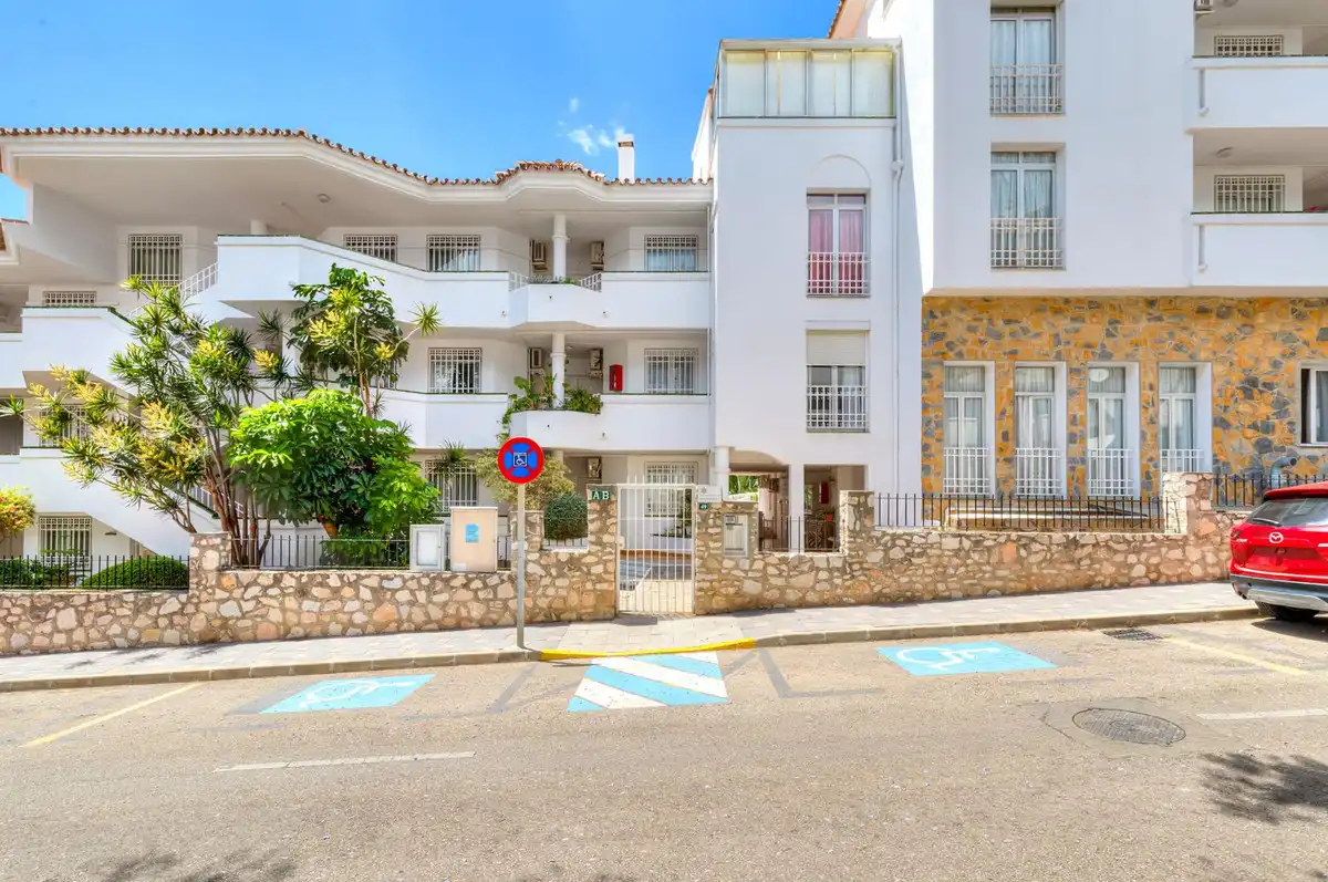 Vista exterior de Apartamento en venta en Fuengirola con Terraza, Piscina y Amueblado