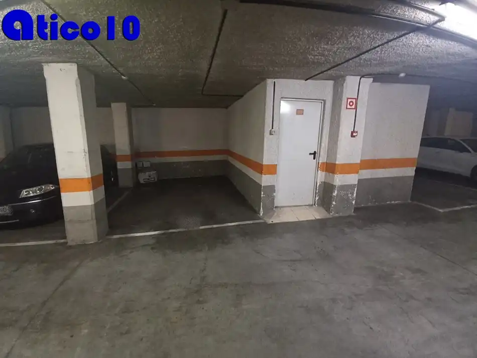 Aparcament de Àtic en venda en Oviedo  amb Calefacció, Jardí privat i Parquet