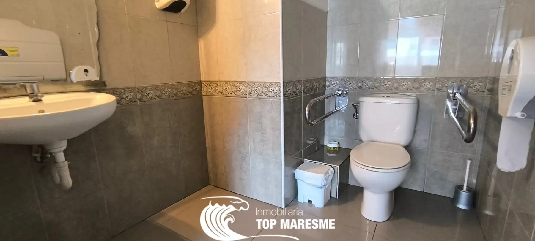 Badezimmer von Geschaftsraum zum Verkauf in Sant Adrià de Besòs mit Klimaanlage, Heizung und Terrasse