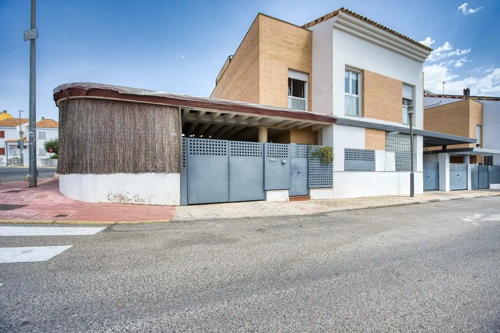 Vista exterior de Casa adosada en venda en Espartinas amb Aire condicionat, Calefacció i Jardí privat