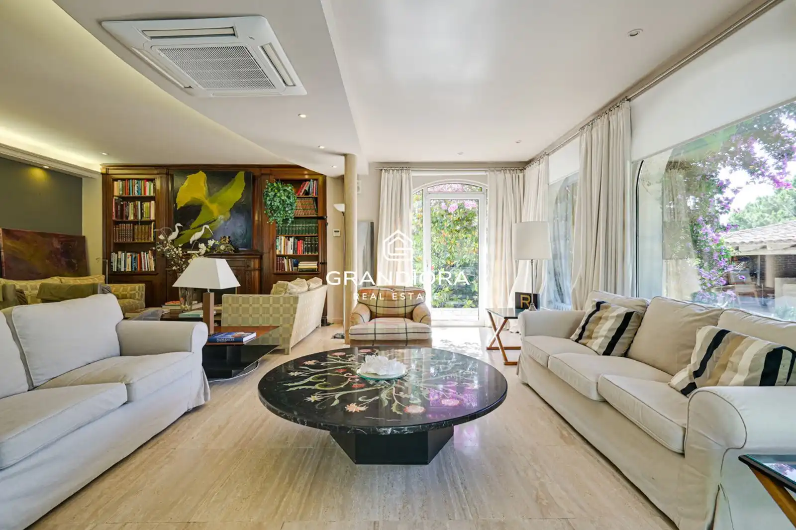 Living room of Houses for sale in El Masnou  with Air Conditioner, Terrace and Swimming Pool
