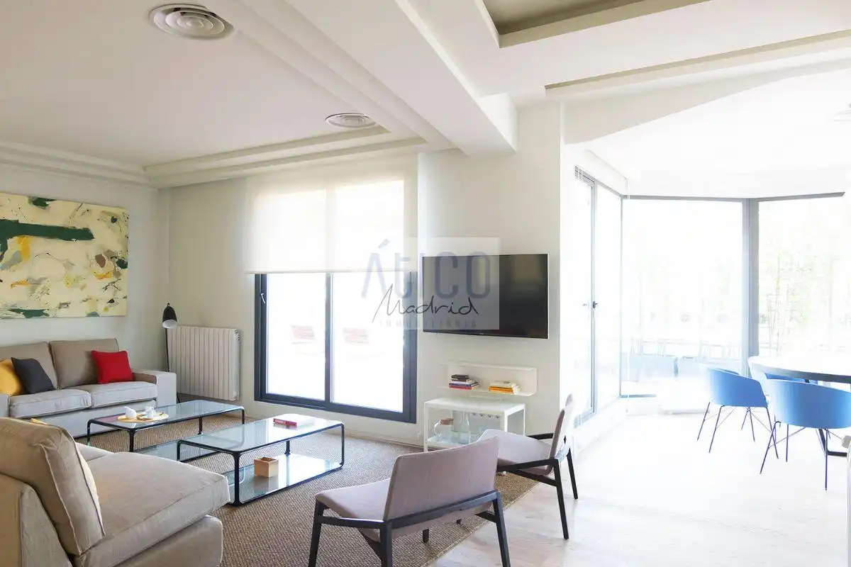 Sala d'estar de Àtic de lloguer en Madrid amb Aire condicionat, Terrassa i Moblat