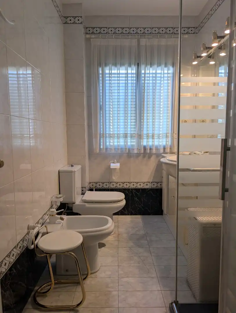 Bathroom of Flat for sale in Sevilla  with Air Conditioner, Furnished and Balcony
