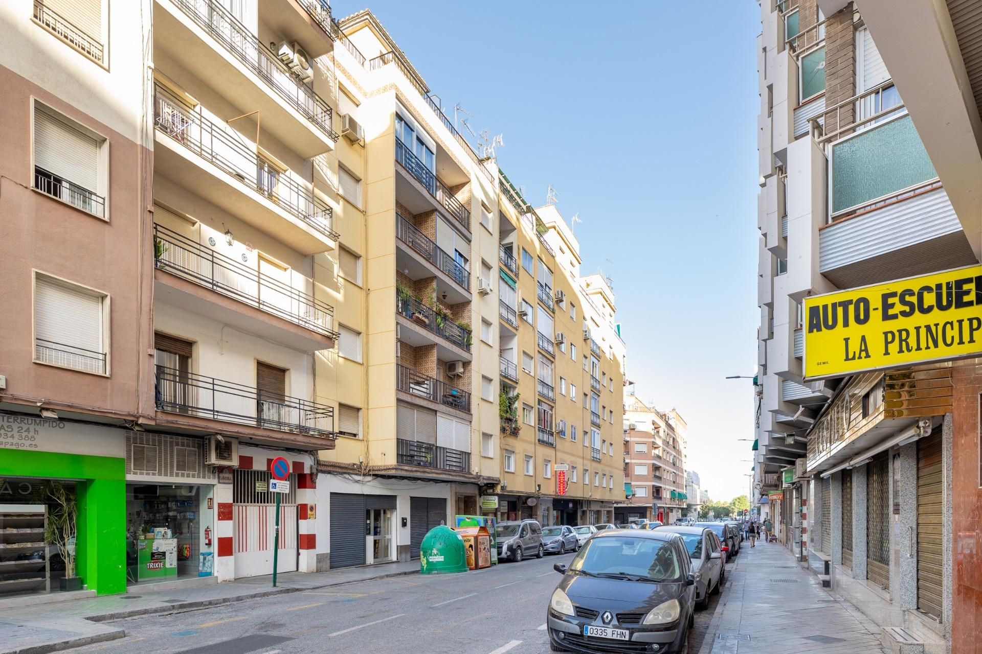 Vista exterior de Piso en venta en  Granada Capital con Calefacción
