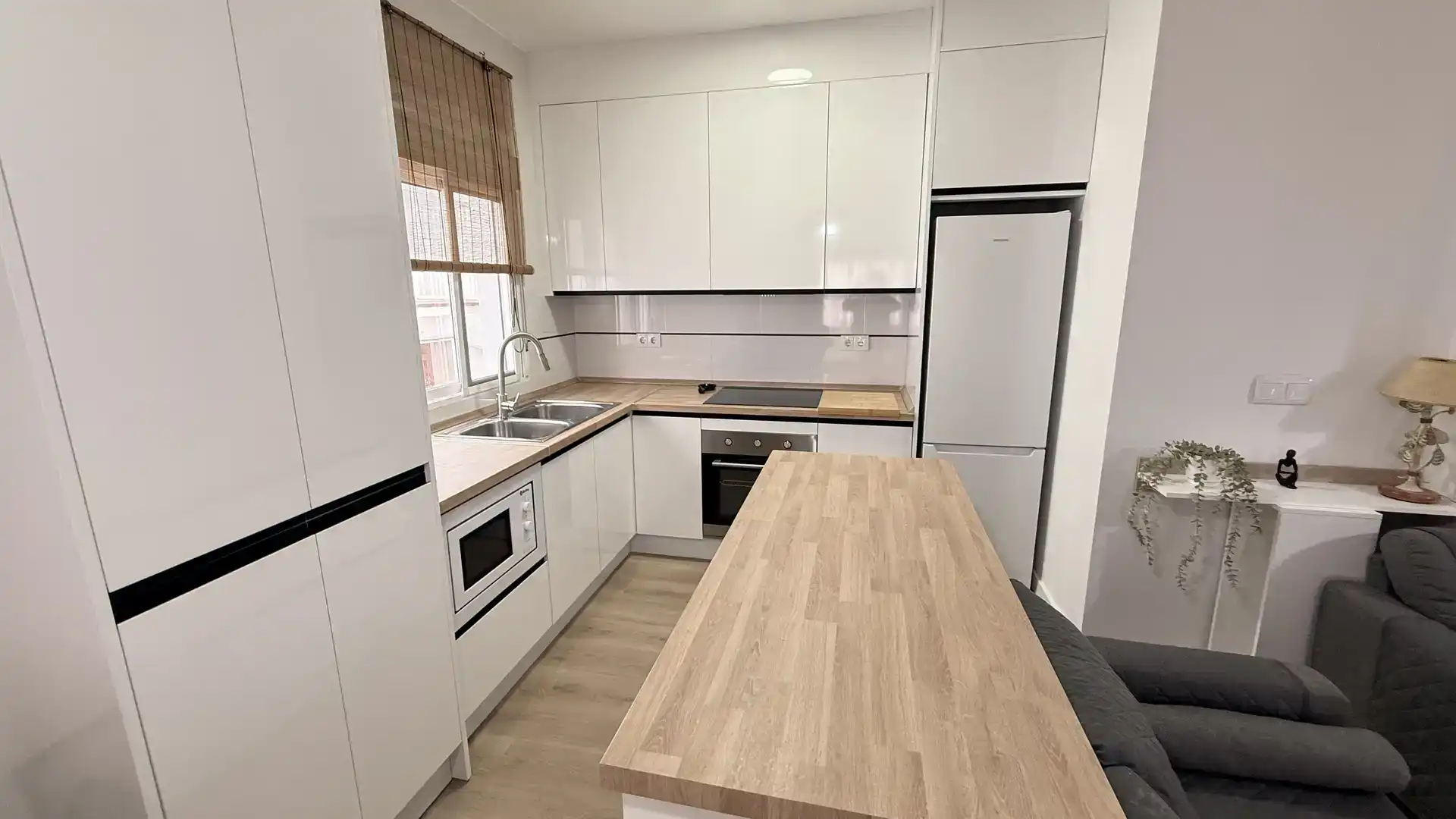 Cuina de Apartament de lloguer en Molvízar amb Aire condicionat i Moblat