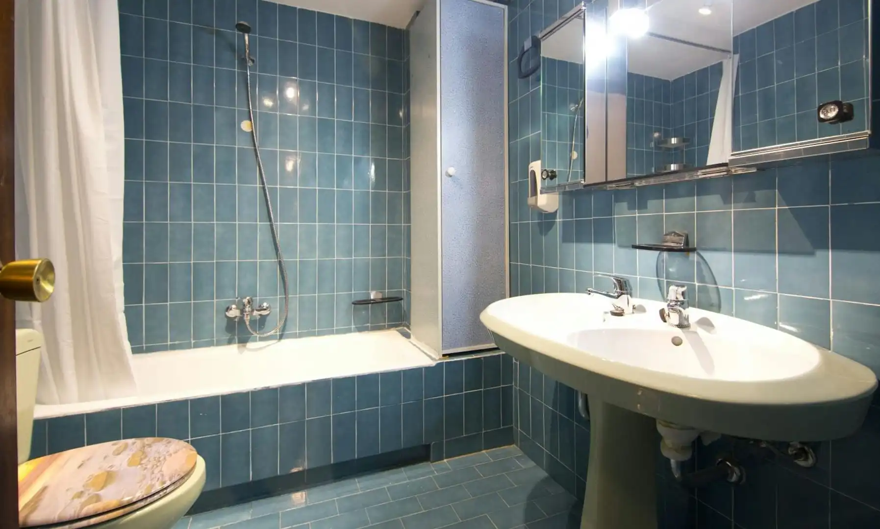 Bathroom of Flat for share in Madrid  with Heating, Washing machine and Internet