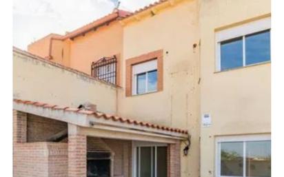 Vista exterior de Casa adosada en venda en Almonacid de Toledo amb Jardí privat i Terrassa