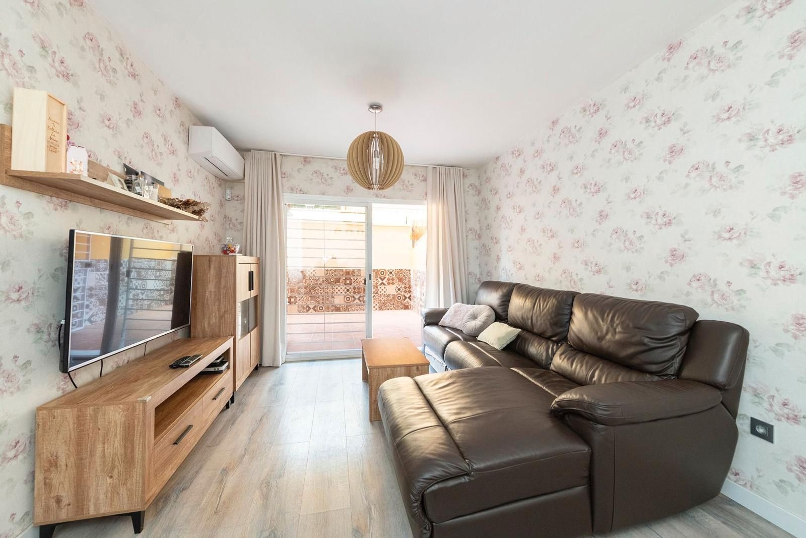 Living room of Flat for sale in Rincón de la Victoria  with Air Conditioner, Terrace and Storage room