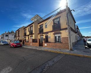 Vista exterior de Casa adosada en venda en La Rinconada amb Aire condicionat i Terrassa