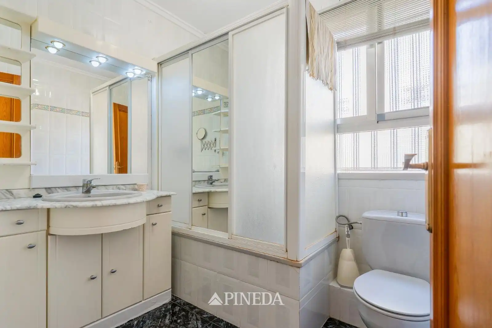 Bathroom of Flat for sale in Valencia  with Air Conditioner and Heating