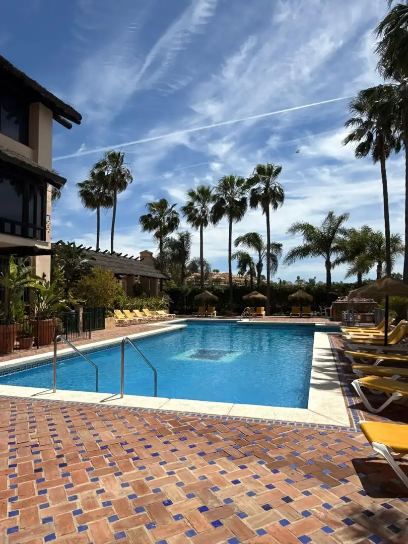 Piscina de Casa adosada en venta en Marbella con Aire acondicionado, Jardín privado y Terraza