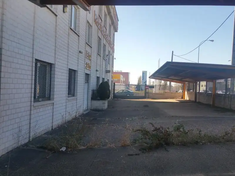 Vista exterior de Nau industrial en venda en Onzonilla amb Calefacció