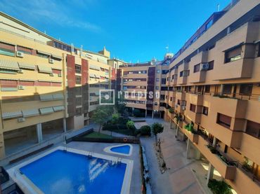 Pis amb piscina en venda a Estación - Centro