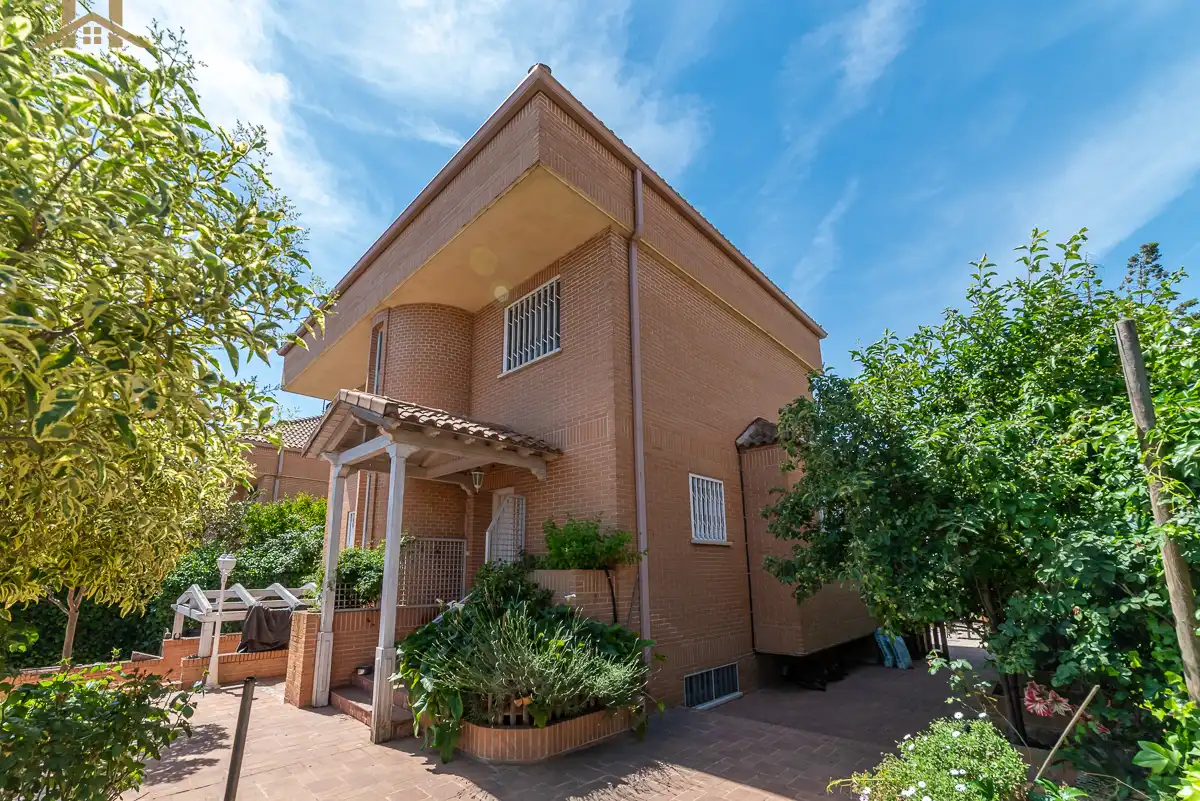Vista exterior de Casa o xalet en venda en Arroyomolinos (Madrid) amb Aire condicionat, Jardí privat i Terrassa