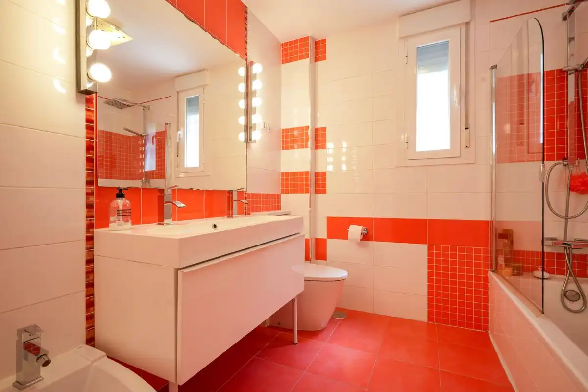 Bathroom of Ground floor for sale in Alcalá de Henares  with Air Conditioner, Heating and Terrace