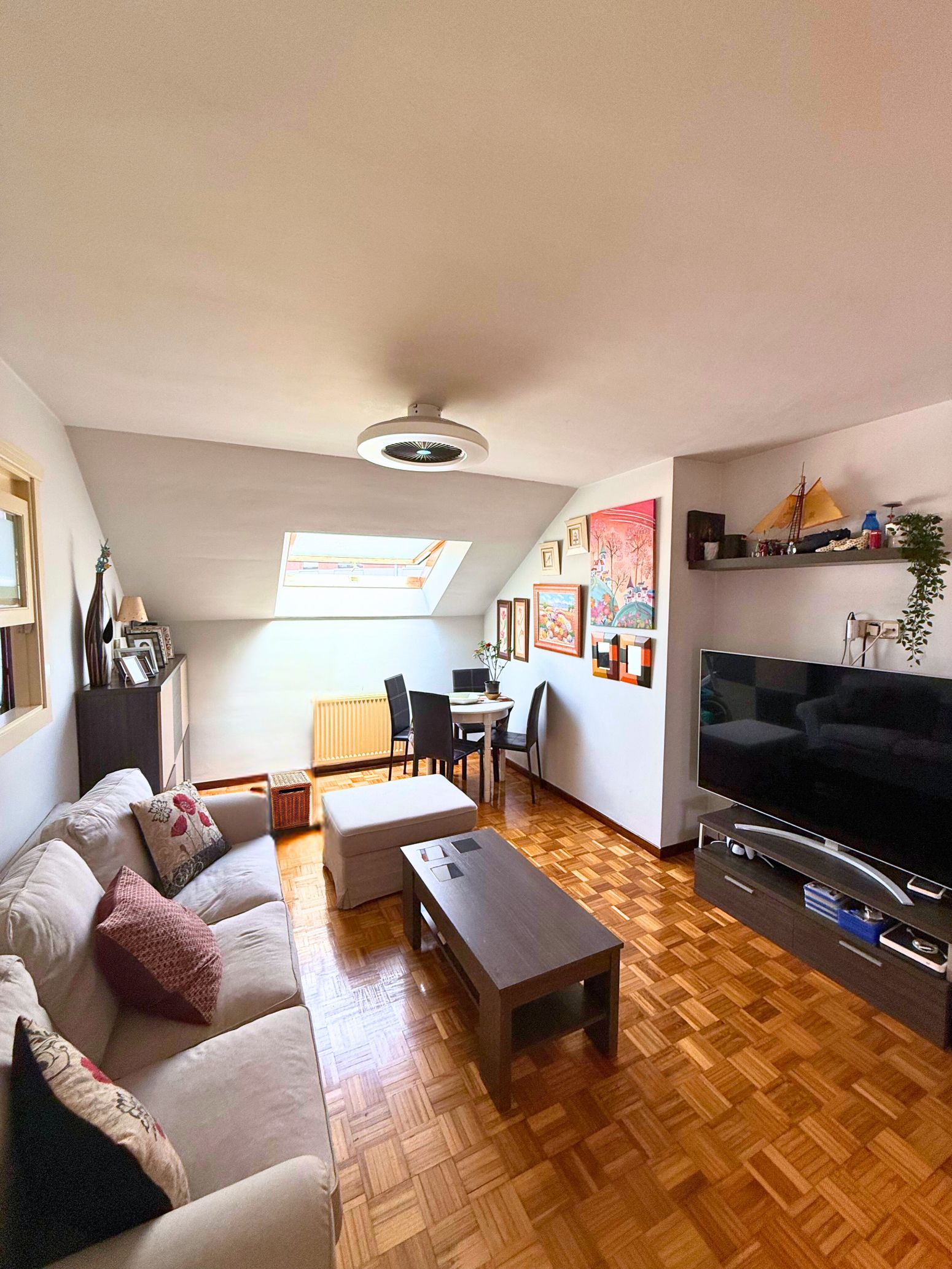 Sala d'estar de Àtic en venda en Langreo amb Calefacció, Parquet i Terrassa