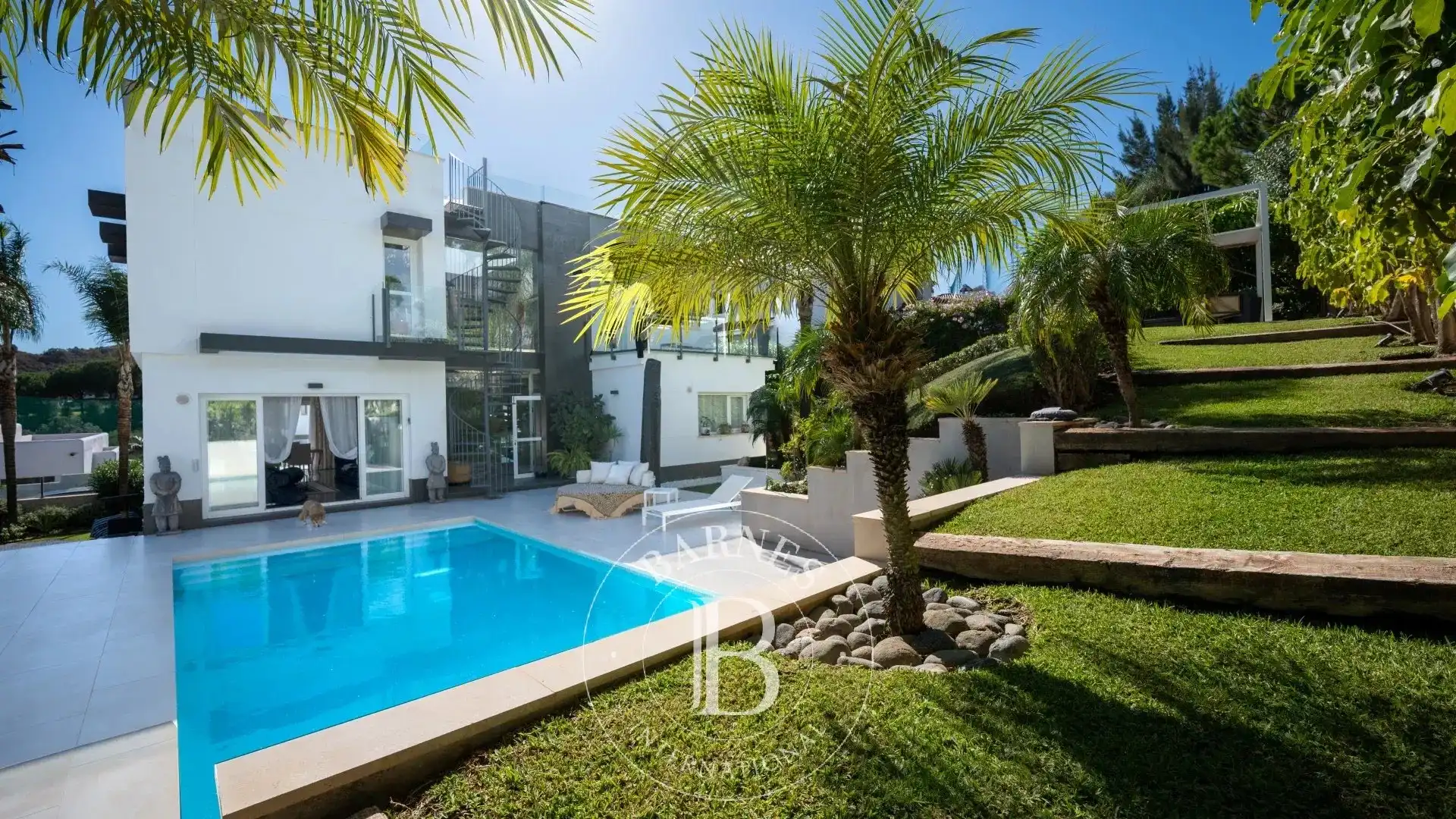 Vista exterior de Casa o xalet en venda en Marbella amb Aire condicionat, Calefacció i Piscina