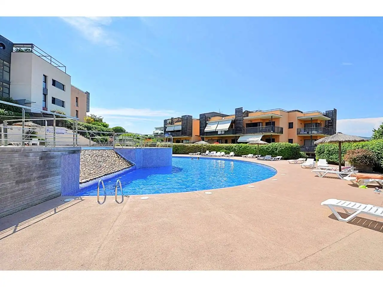 Schwimmbecken von Wohnung zum Verkauf in Lloret de Mar mit Klimaanlage, Heizung und Privatgarten
