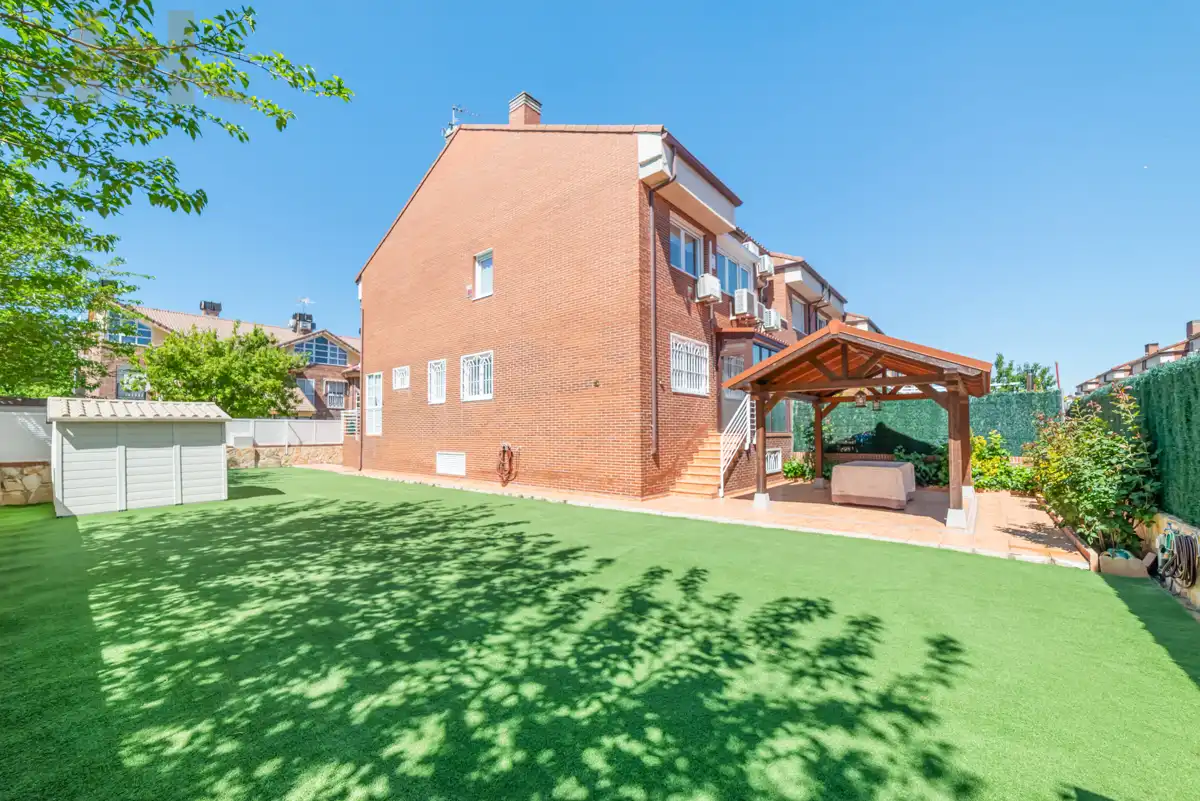 Casa adosada en venta en Altos del Olivar - El Caracol
