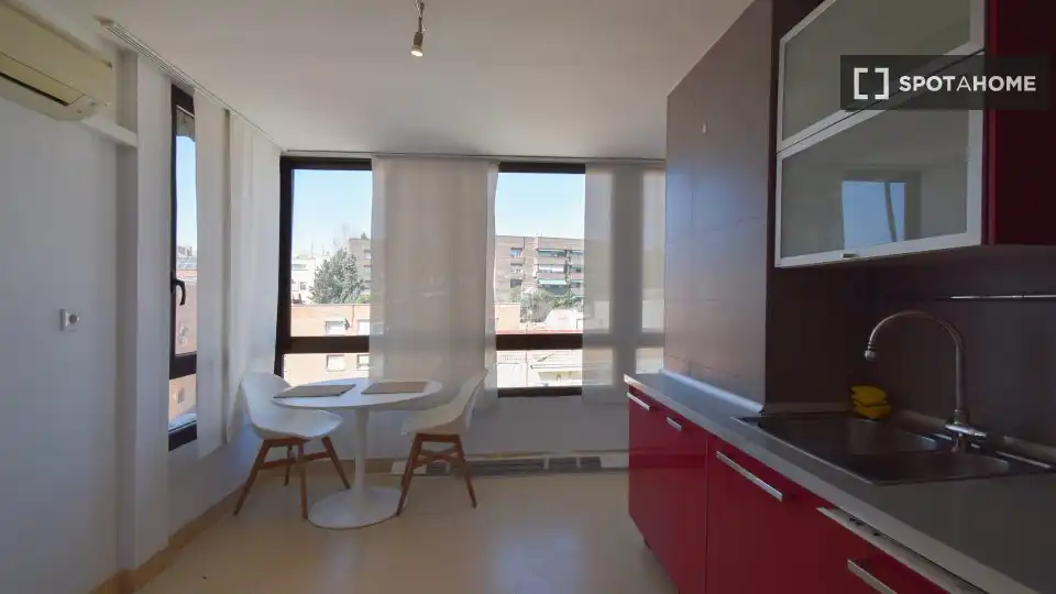 Cuina de Pis de lloguer en Madrid amb Aire condicionat, Calefacció i Moblat