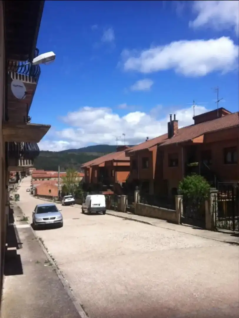 Vista exterior de Casa o xalet en venda en Regumiel de la Sierra amb Jardí privat i Traster