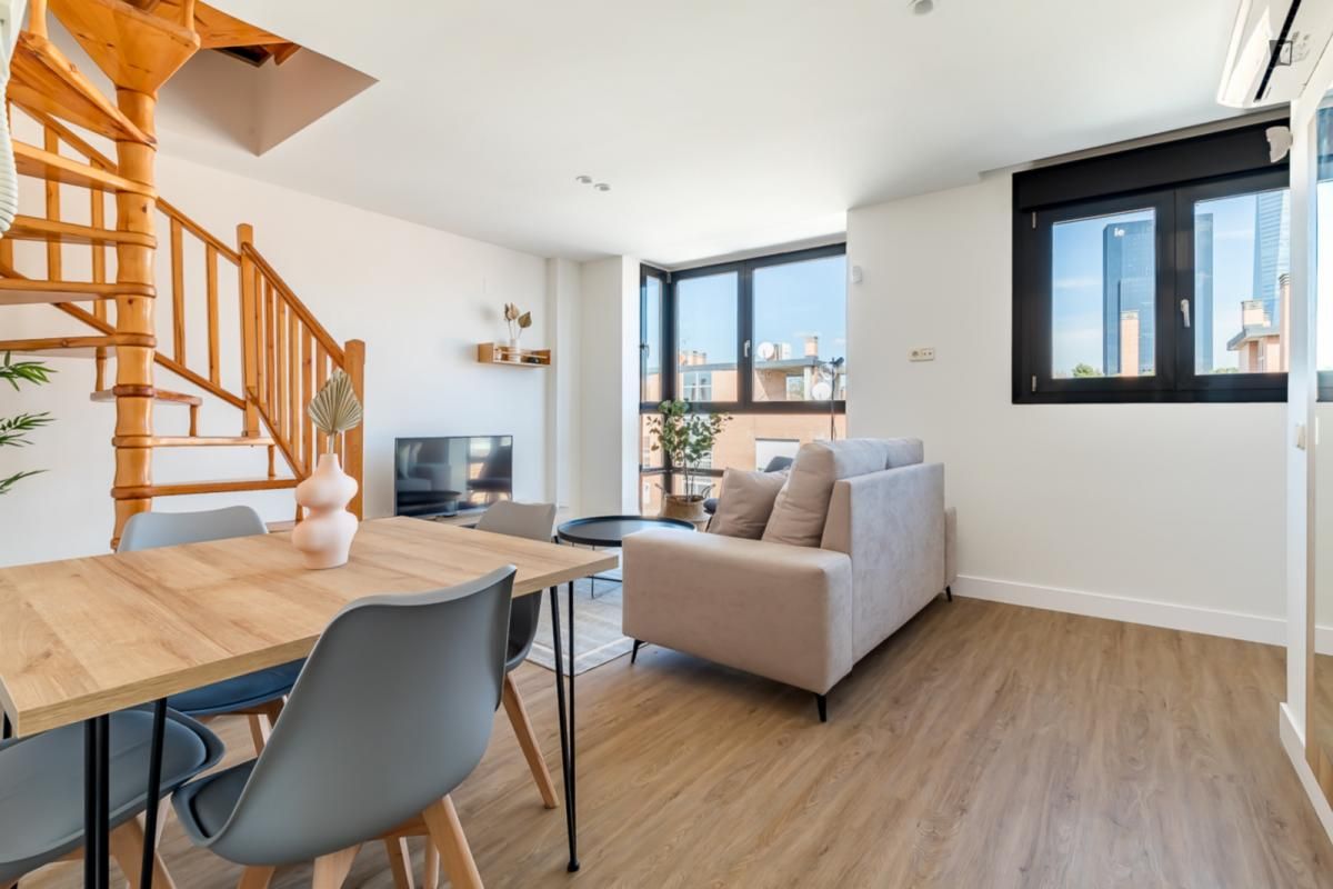 Sala d'estar de Apartament de lloguer en  Madrid Capital amb Calefacció, Moblat i Forn