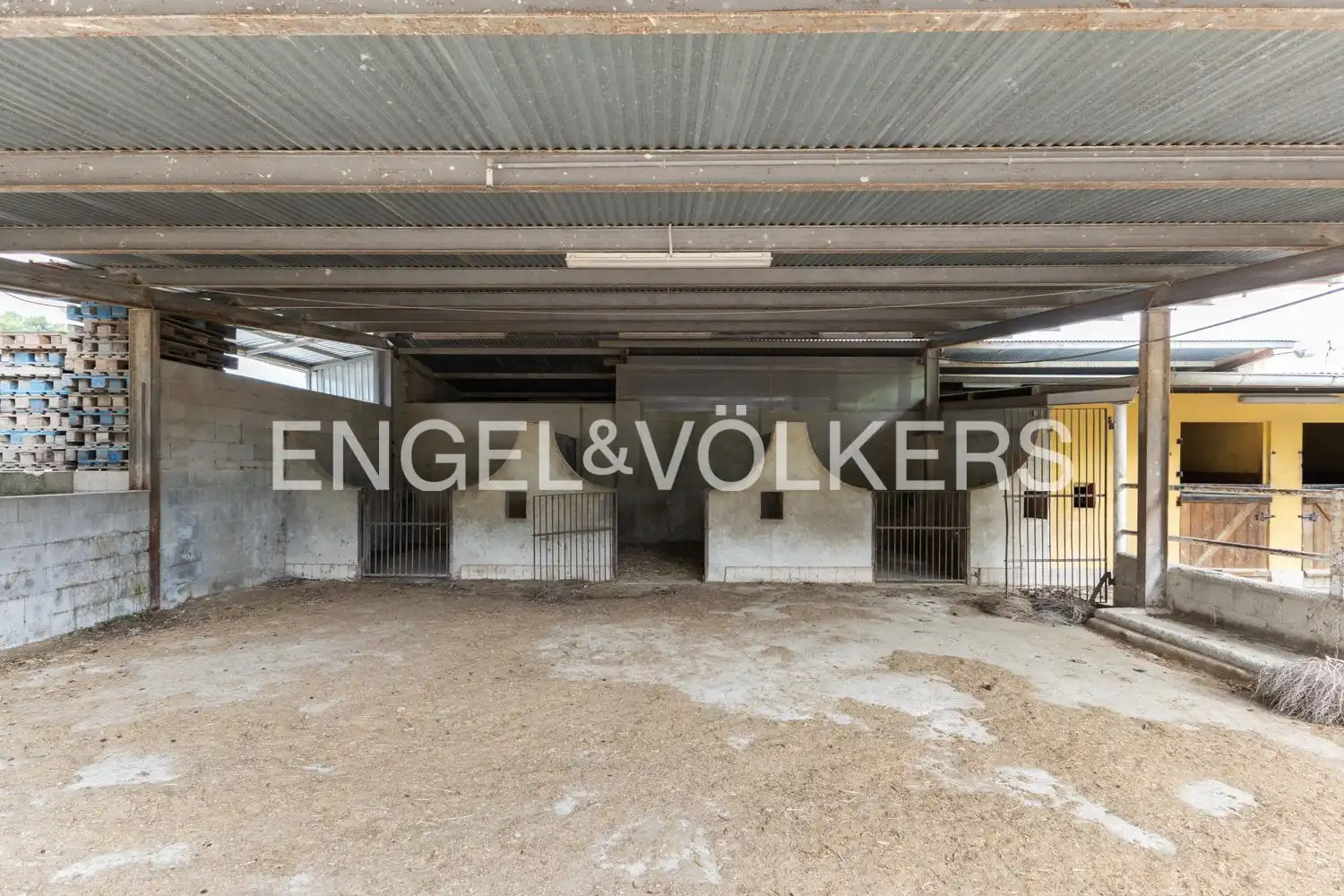 Parking de Casa o chalet en venta en Enguera con Aire acondicionado, Calefacción y Jardín privado