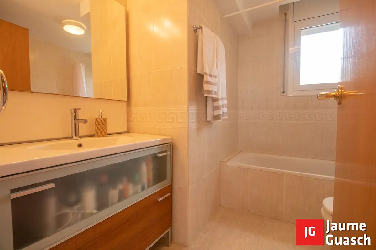 Badezimmer von Einfamilien-Reihenhaus zum Verkauf in Torredembarra mit Klimaanlage, Heizung und Privatgarten