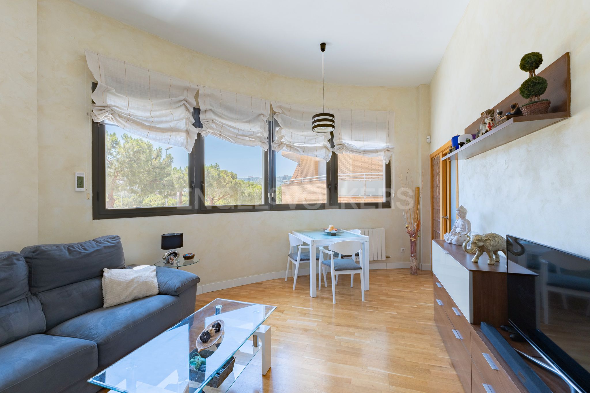 Vista exterior de Apartament en venda en Cornellà de Llobregat amb Aire condicionat, Calefacció i Parquet