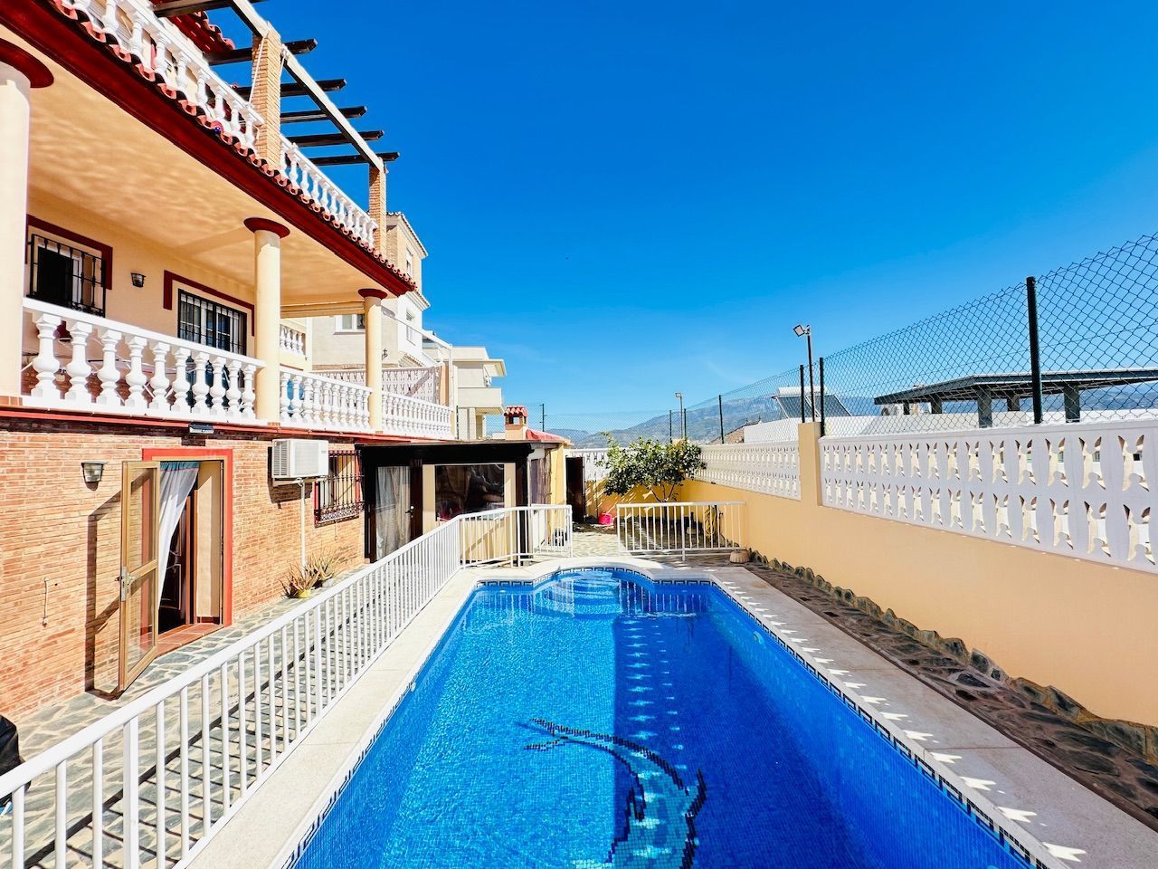 Vista exterior de Casa o xalet en venda en Vélez-Málaga amb Aire condicionat, Calefacció i Jardí privat