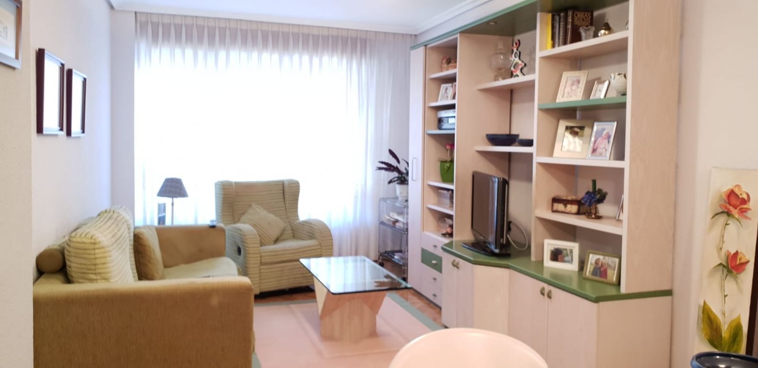 Sala de estar de Piso en venta en Avilés con Calefacción, Parquet y Terraza