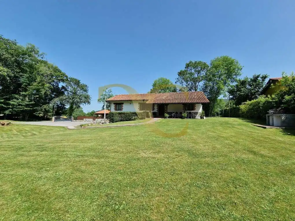Vista exterior de Casa o xalet en venda en Llanes amb Calefacció, Jardí privat i Terrassa