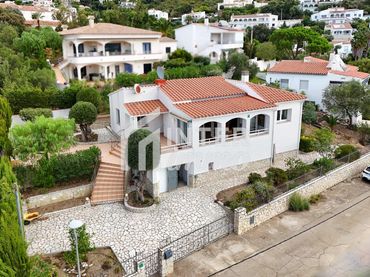 Casa amb jardí en venda a CALLE DE CASTELLA 11