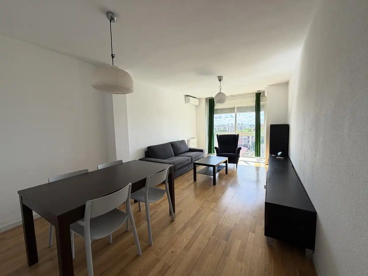 Sala de estar de Piso de alquiler en  Madrid Capital con Calefacción, Amueblado y Piscina comunitaria