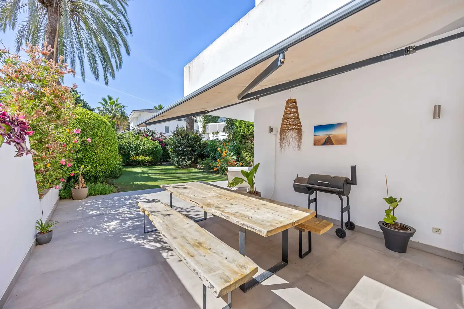 Terrasse von Erdgeschoss zum Verkauf in Sotogrande mit Klimaanlage, Privatgarten und Terrasse