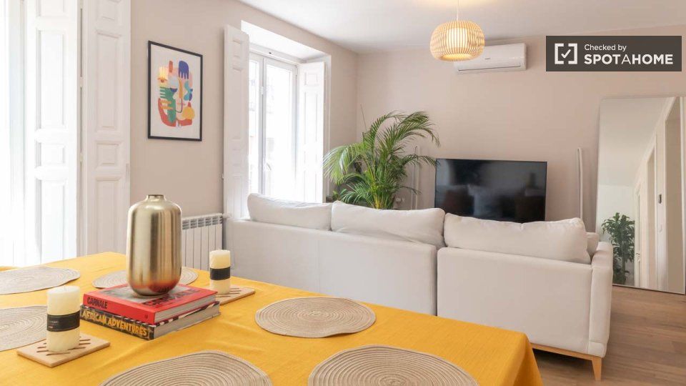 Living room of Flat to rent in  Madrid Capital  with Air Conditioner, Heating and Furnished