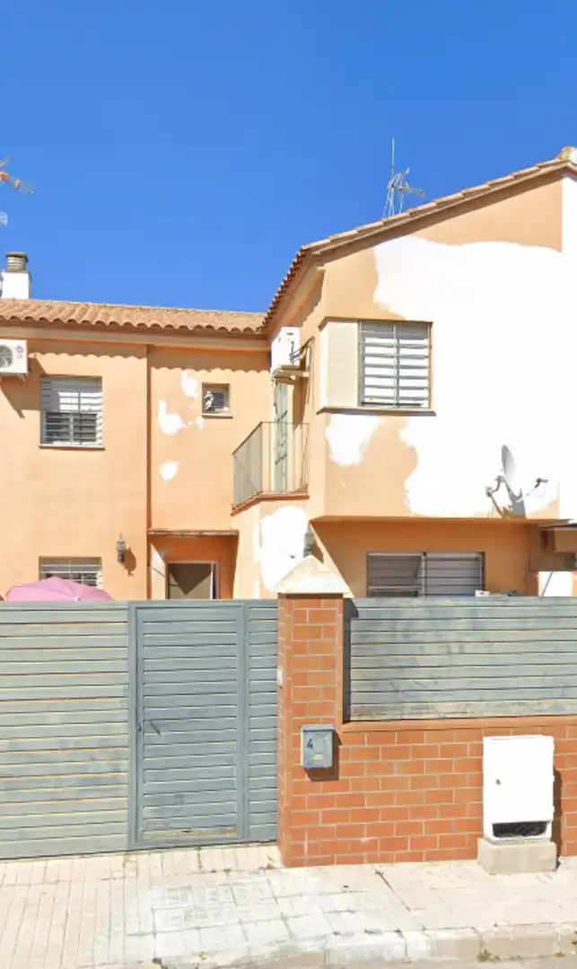 Vista exterior de Casa adosada en venta en Benacazón con Jardín privado