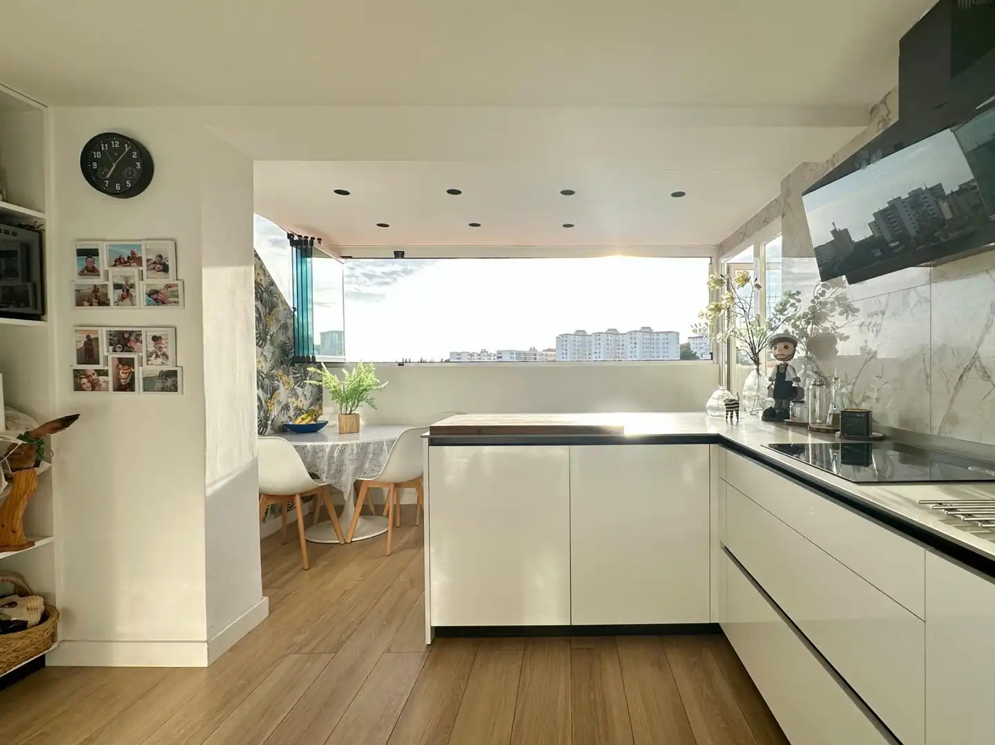 Cuina de Àtic en venda en Marbella amb Aire condicionat, Jardí privat i Terrassa