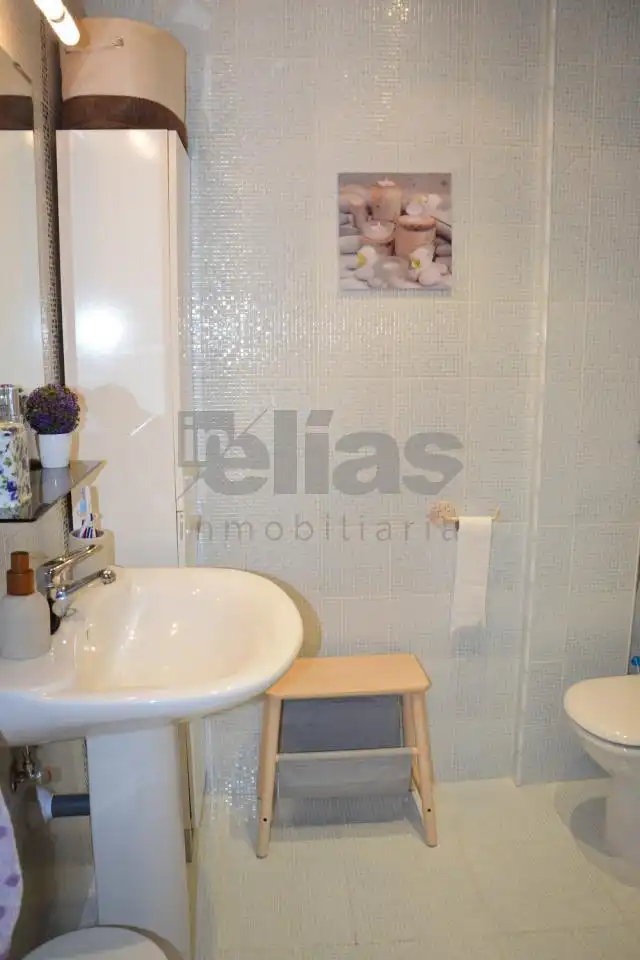 Baño de Piso de alquiler en Laxe con Amueblado y Balcón