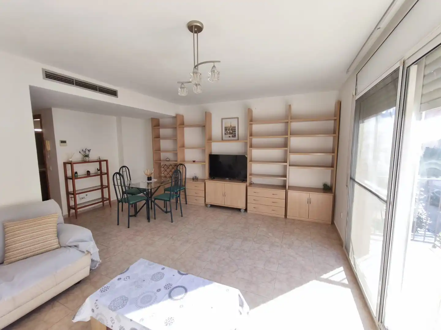 Sala d'estar de Casa adosada en venda en Cambrils amb Aire condicionat, Calefacció i Jardí privat