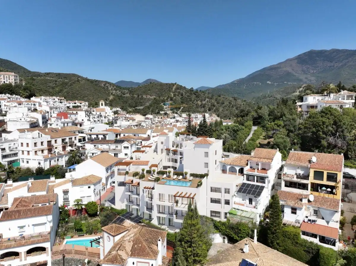 Vista exterior de Apartamento en venta en Benahavís con Aire acondicionado, Jardín privado y Terraza