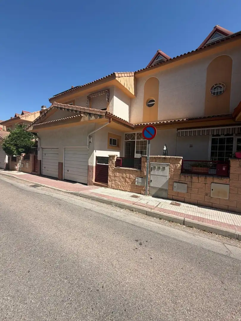 Casa adosada en venta en Villalbilla pueblo