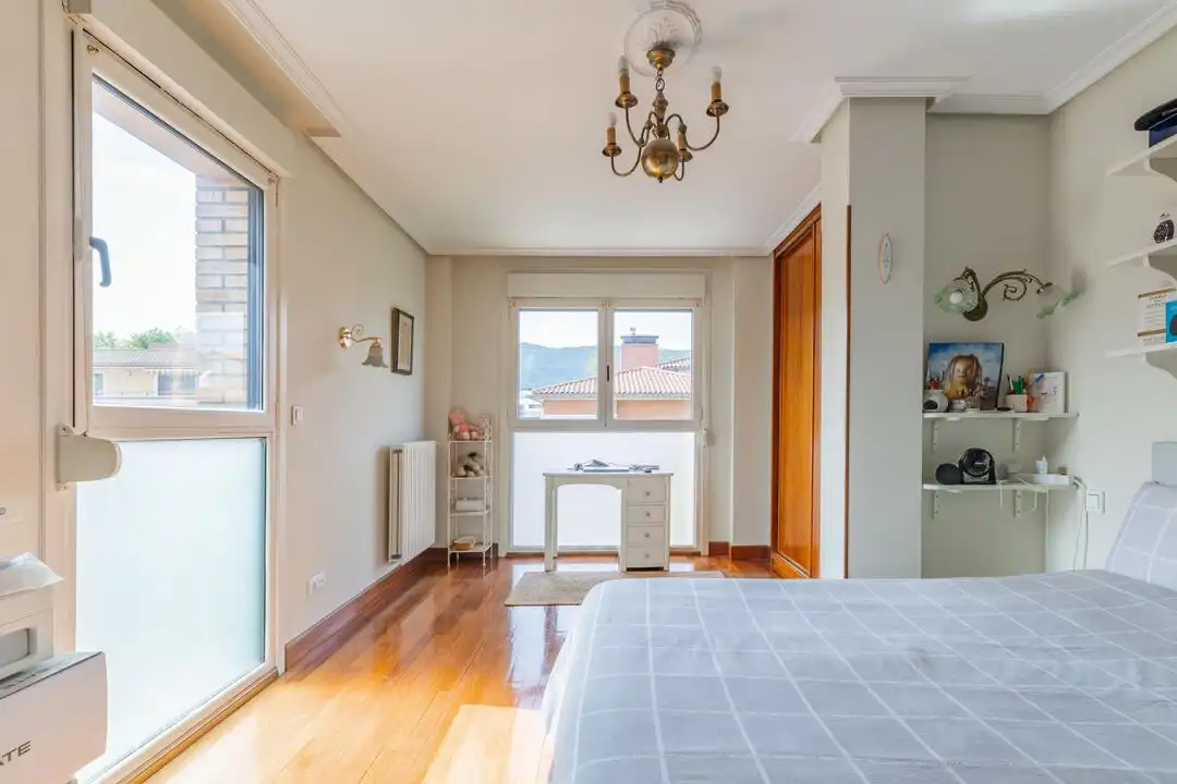Schlafzimmer von Wohnung zum Verkauf in Irun  mit Heizung